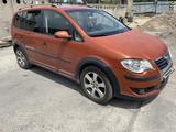 Volkswagen Touran 2008 года за 3 500 000 тг. в Алматы – фото 5