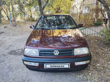 Volkswagen Vento 1993 года за 1 400 000 тг. в Караганда – фото 2