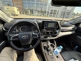 Toyota Highlander 2022 года за 40 000 000 тг. в Уральск – фото 2