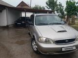 Kia Carnival 2000 года за 1 800 000 тг. в Жетысай – фото 2