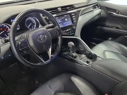 Toyota Camry 2021 года за 11 090 000 тг. в Алматы – фото 12