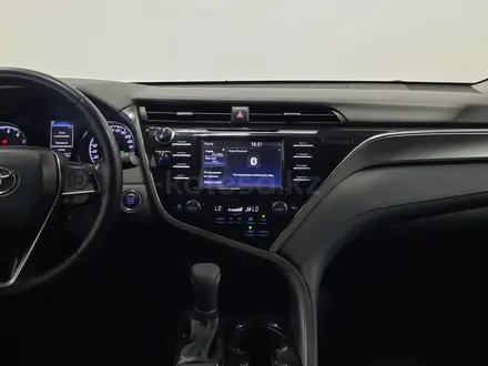 Toyota Camry 2021 года за 11 090 000 тг. в Алматы – фото 14