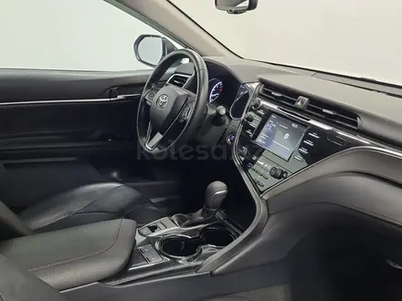 Toyota Camry 2021 года за 11 090 000 тг. в Алматы – фото 15