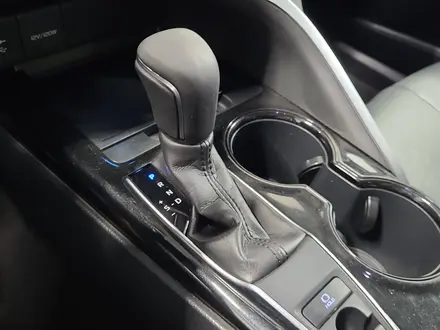 Toyota Camry 2021 года за 11 090 000 тг. в Алматы – фото 20