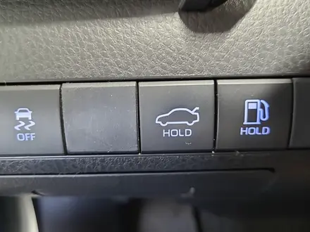 Toyota Camry 2021 года за 11 090 000 тг. в Алматы – фото 25