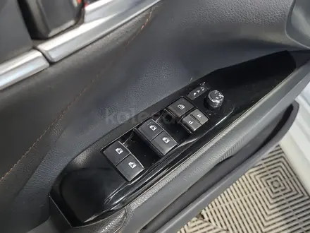 Toyota Camry 2021 года за 11 090 000 тг. в Алматы – фото 26