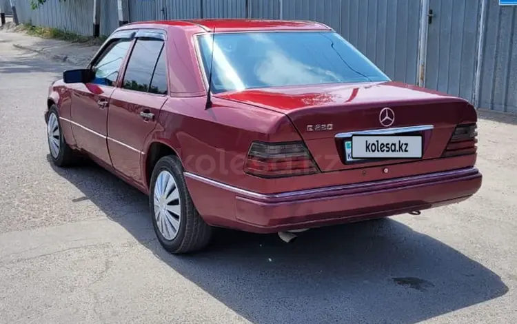 Mercedes-Benz E 220 1995 года за 2 390 000 тг. в Алматы