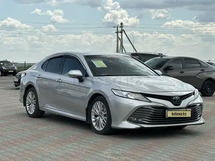 Toyota Camry 2018 года за 13 000 000 тг. в Актобе – фото 3