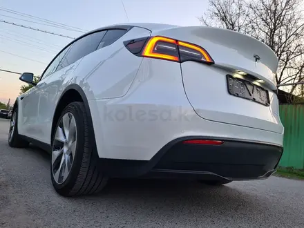 Tesla Model Y 2021 года за 19 950 000 тг. в Алматы – фото 15