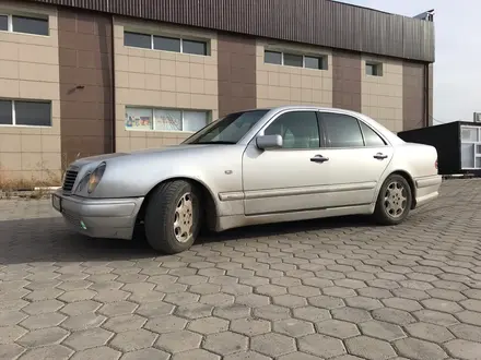 Mercedes-Benz E 230 1996 года за 4 800 000 тг. в Петропавловск – фото 4