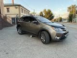 Toyota RAV4 2015 года за 9 000 000 тг. в Актобе – фото 3