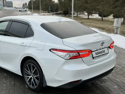 Toyota Camry 2021 года за 17 300 000 тг. в Алматы – фото 14