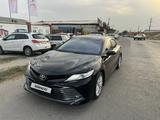 Toyota Camry 2018 года за 13 500 000 тг. в Шымкент – фото 2