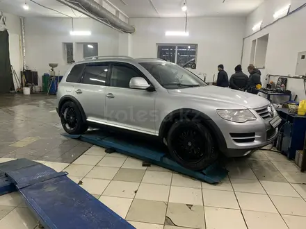 Volkswagen Touareg 2007 года за 7 100 000 тг. в Астана