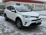 Toyota RAV4 2017 годаfor11 400 000 тг. в Атырау