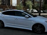 Hyundai Elantra 2018 годаfor8 300 000 тг. в Алматы – фото 3