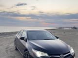 Toyota Camry 2017 года за 6 500 000 тг. в Жанаозен – фото 2