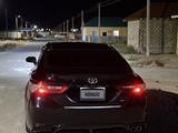 Toyota Camry 2018 года за 7 700 000 тг. в Атырау – фото 2