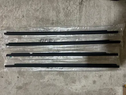 Молдинг под стекло LC100/200/Prado 120/150 Lexus LX470 за 12 000 тг. в Атырау – фото 2
