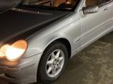 Mercedes-Benz C 180 2001 года за 4 000 000 тг. в Атырау – фото 2