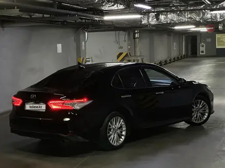 Toyota Camry 2018 года за 12 800 000 тг. в Алматы – фото 4