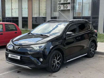 Toyota RAV4 2018 года за 8 850 000 тг. в Астана