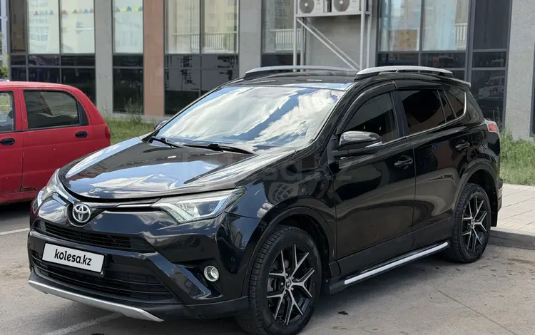 Toyota RAV4 2018 года за 8 850 000 тг. в Астана