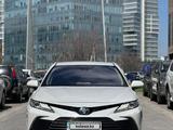 Toyota Camry 2021 года за 17 800 000 тг. в Алматы – фото 2