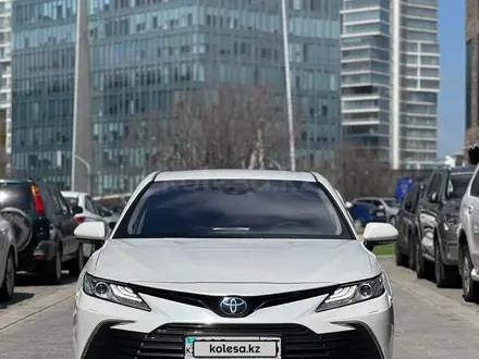 Toyota Camry 2021 года за 17 800 000 тг. в Алматы – фото 2