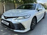 Toyota Camry 2021 года за 14 000 000 тг. в Шымкент