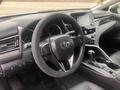 Toyota Camry 2021 года за 15 200 000 тг. в Актобе – фото 5
