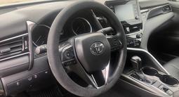 Toyota Camry 2021 года за 16 300 000 тг. в Актобе – фото 5