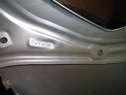 Крыло Toyota Sienna 2006 за 35 000 тг. в Алматы