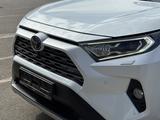 Toyota RAV4 2020 годаүшін13 800 000 тг. в Уральск – фото 2