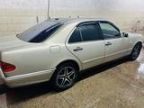 Mercedes-Benz E 240 1999 года за 2 500 000 тг. в Балхаш – фото 2