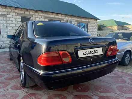 Mercedes-Benz E 280 1997 года за 2 500 000 тг. в Актау – фото 3