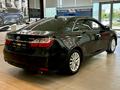 Toyota Camry 2015 года за 11 790 000 тг. в Актобе – фото 4