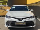Toyota Camry 2021 года за 15 990 000 тг. в Актобе – фото 2