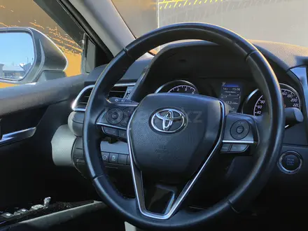 Toyota Camry 2021 года за 15 990 000 тг. в Актобе – фото 9