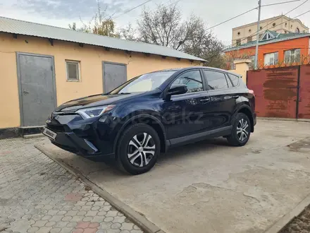 Toyota RAV4 2018 года за 9 500 000 тг. в Актобе – фото 2