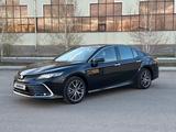 Toyota Camry 2023 года за 15 800 000 тг. в Уральск – фото 2