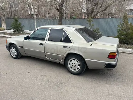 Mercedes-Benz E 200 1993 года за 600 000 тг. в Караганда – фото 3