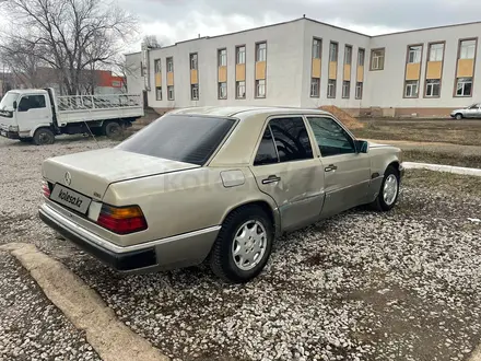 Mercedes-Benz E 200 1993 года за 600 000 тг. в Караганда