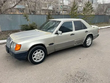 Mercedes-Benz E 200 1993 года за 600 000 тг. в Караганда – фото 4