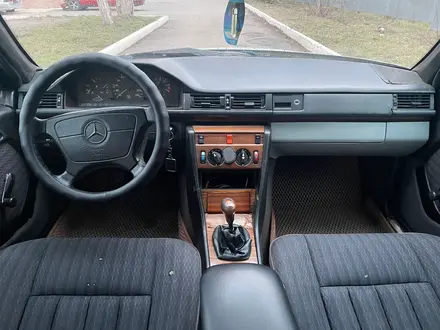 Mercedes-Benz E 200 1993 года за 600 000 тг. в Караганда – фото 2