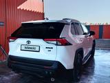 Toyota RAV4 2021 года за 15 500 000 тг. в Атырау – фото 2