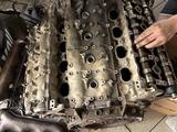 Головка блока M273 5.5 есть обе. за 75 000 тг. в Астана