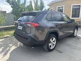 Toyota RAV4 2021 года за 11 100 000 тг. в Кульсары – фото 3
