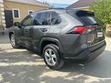Toyota RAV4 2021 года за 11 100 000 тг. в Кульсары – фото 2