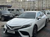 Toyota Camry 2022 года за 16 100 000 тг. в Актау